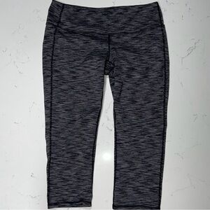 Athleta Cropped Leggings Black and Gray Heathered sz Large